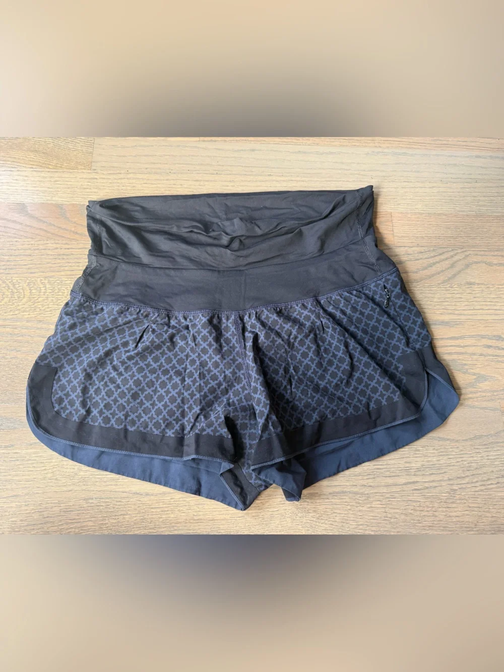 Lululemon Ready To Roll Short in the Flipped Soul Geo Black Inkwell Size 8